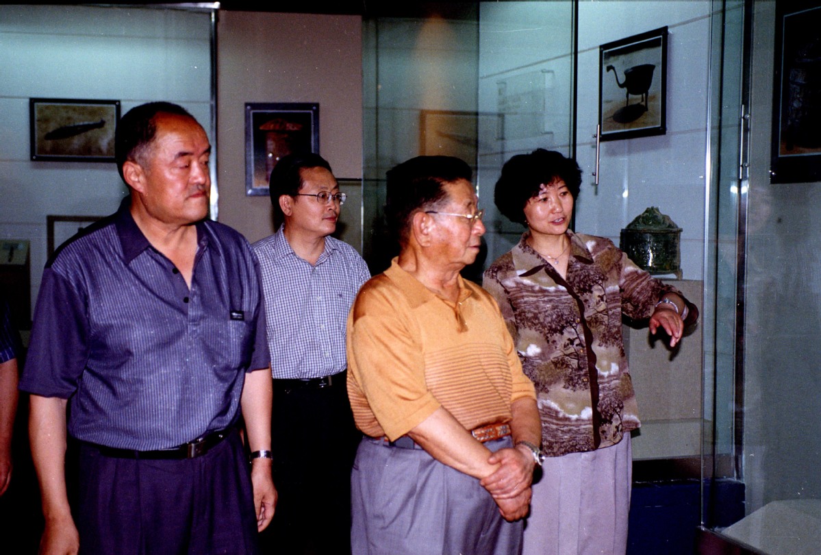 2002年6月26日甘肃省委原书记李子奇参观博物馆