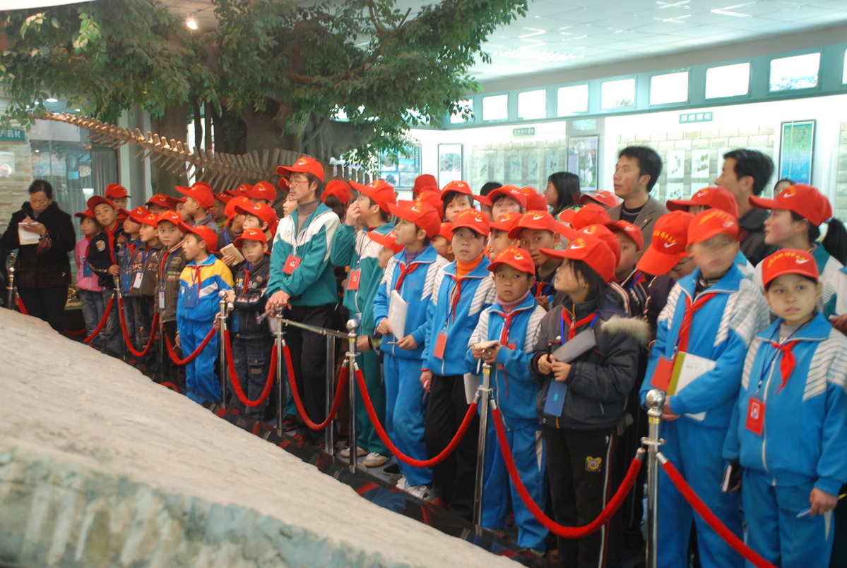 2007年11月张家川县小学学生来博物馆开展研学活动