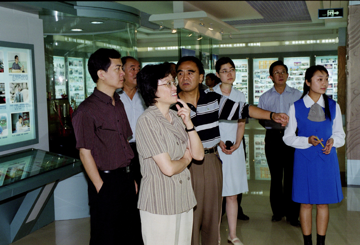 2003年9月14日教育部副部长吴启迪参观博物馆