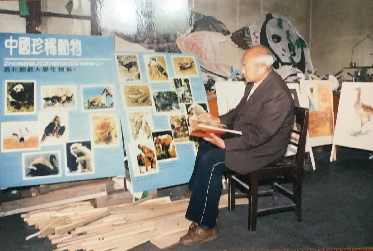 2000年姚崇勇老师为博物馆布展