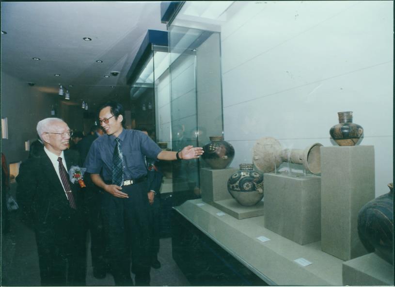 2001 年 9 月 6 日历史文物展馆建成并迎来第一批客人，田家炳先生到馆参观
